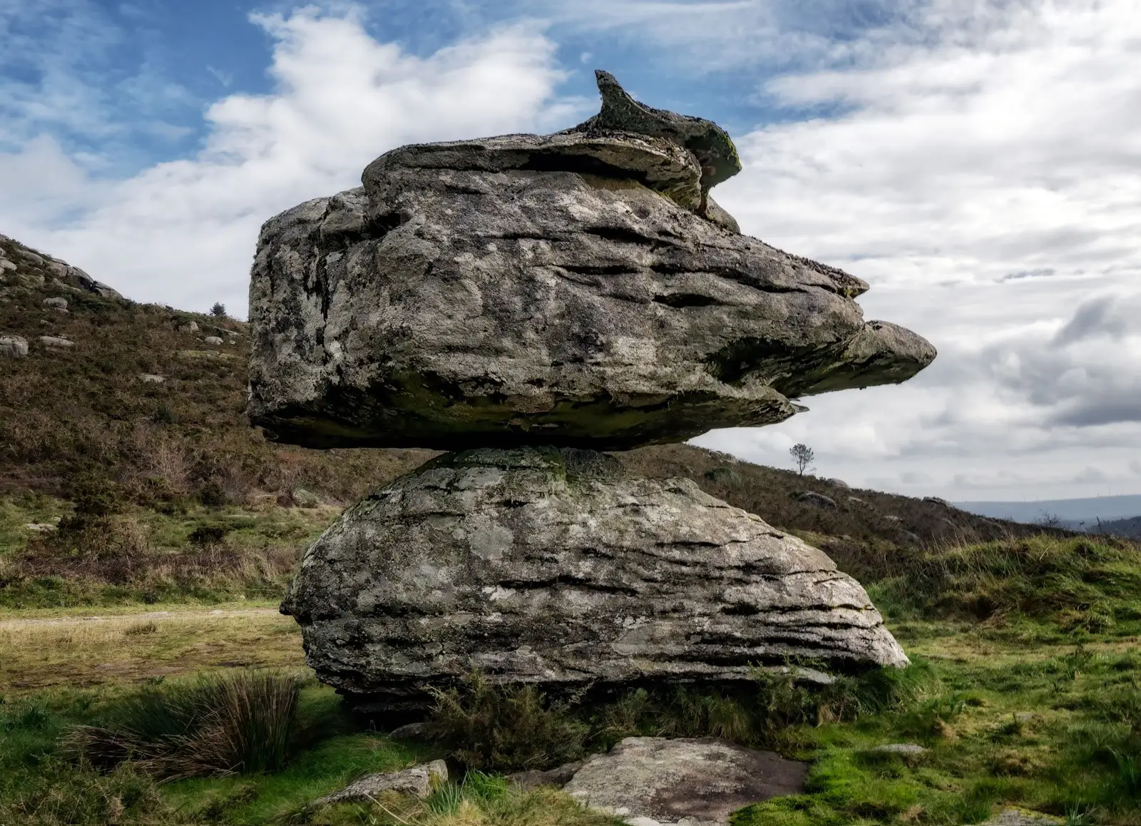 165bis. A Pedra do Brazal manten o equilibrio sobre unha superficie de reducidas dimensions 1.jpg