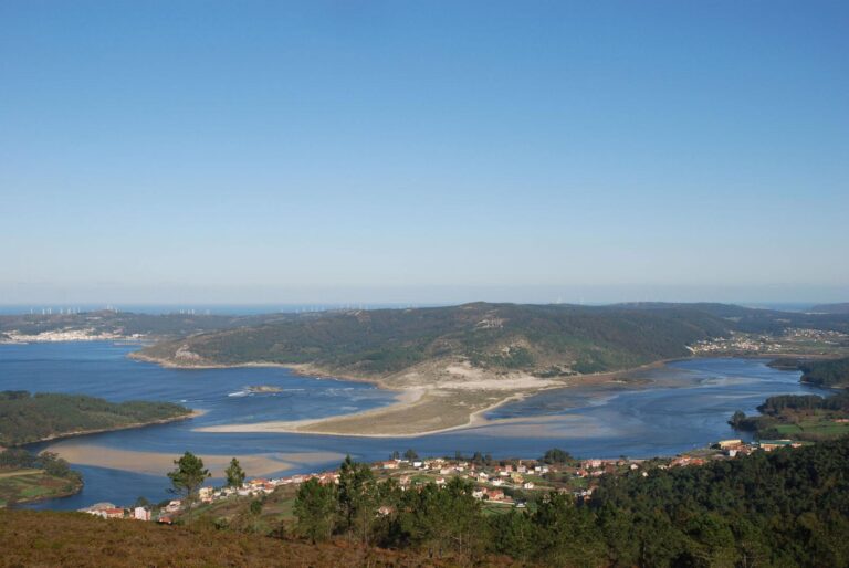 59. Desembocadura do río Anllóns e enseada da Insua