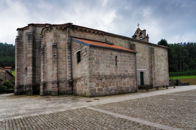 6. Igrexa de San Pedro de Soandres coas súas ábsidas góticas