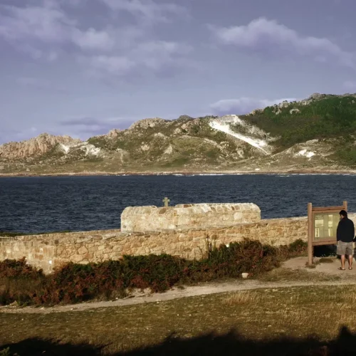 117.-Cemiterio-dos-Ingleses-e-praia-de-Trece-e-monte-Branco-ao-fondo-1.jpg