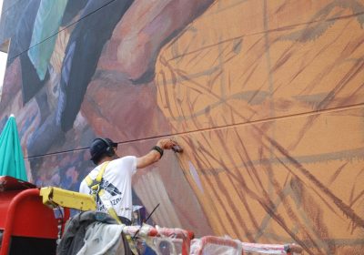 19. Un dos participantes no Rexenera Fest elaborando un mural