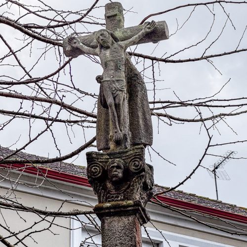 Cruceiro no atrio da igrexa de San Xoán Bautista en Carballo