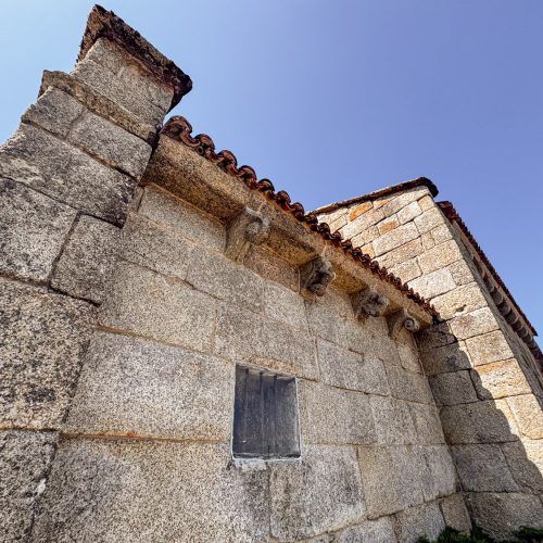 Iglesia de san pedro de leis (muxía): templo románico en leis de nemancos 7